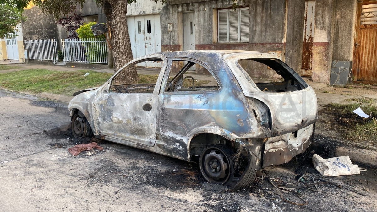 Barrio Los Hornos: la destrucción del coche incendiado fue total Barrio Los Hornos: la destrucción del coche incendiado fue total
