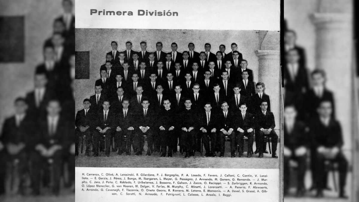 El padre Jorge Bergoglio, como Prefecto de la Primera División, correspondiente a 4to y 5to año de los Internos, en el Colegio Inmaculada. El padre Jorge Bergoglio, como Prefecto de la Primera División, correspondiente a 4to y 5to año de los Internos, en el Colegio Inmaculada.