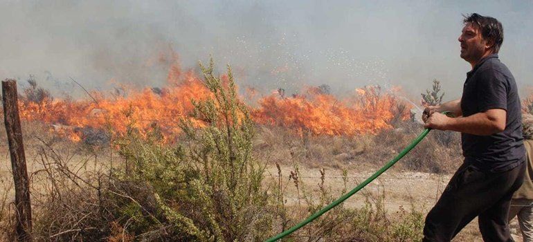 Damián De Santo intentando apagar el fuego