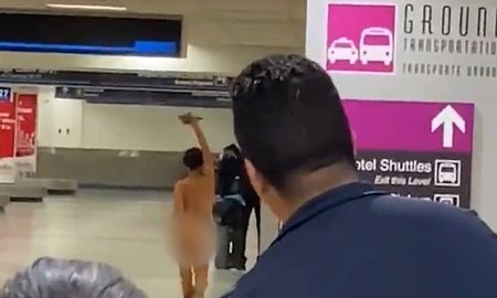 video: una mujer se desnudo por completo en el aeropuerto de miami y se subio al techo de un patrullero
