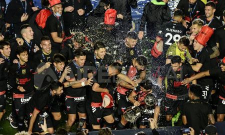 El equipo sabalero festeja la obtención de la Copa de la Liga en San Juan. El equipo sabalero festeja la obtención de la Copa de la Liga en San Juan.