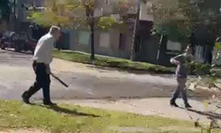 Relatos Salvajes en Rosario: le cortó los dedos a su vecino con un machete porque no barría la vereda Relatos Salvajes en Rosario: le cortó los dedos a su vecino con un machete porque no barría la vereda