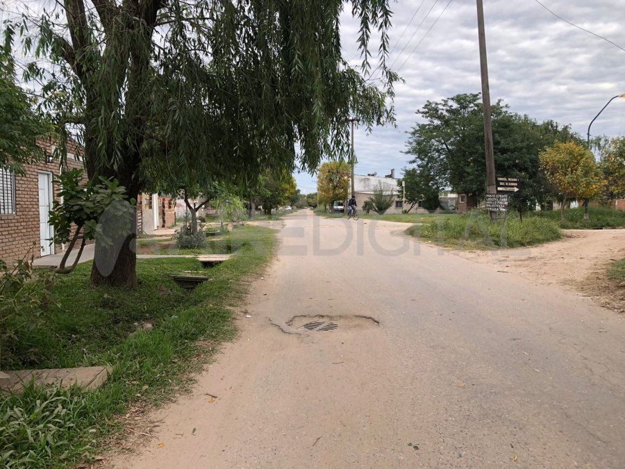 Los vecinos del barrio escucharon los gritos de auxilio de la mujer y acudieron para asistirla.