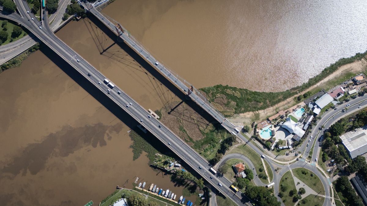 Uno de los puntos de intervención será bajo la punta este de los puentes, desde la zona norte del Puente Colgante y hacia el sur, hasta el Viaducto Oroño. Uno de los puntos de intervención será bajo la punta este de los puentes, desde la zona norte del Puente Colgante y hacia el sur, hasta el Viaducto Oroño.
