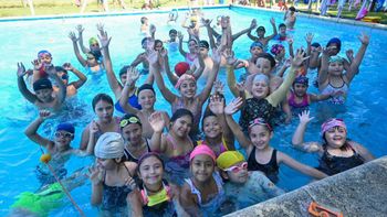 En las Escuelas de Verano de la Provincia hay 36.000 niños, niñas y adolescentes aprenden a nadar