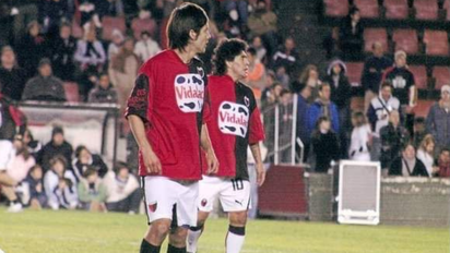 Se puso la 10 de Colón, compartió cancha con Diego Maradona y ahora jugará en Liga mientras vende ropa deportiva