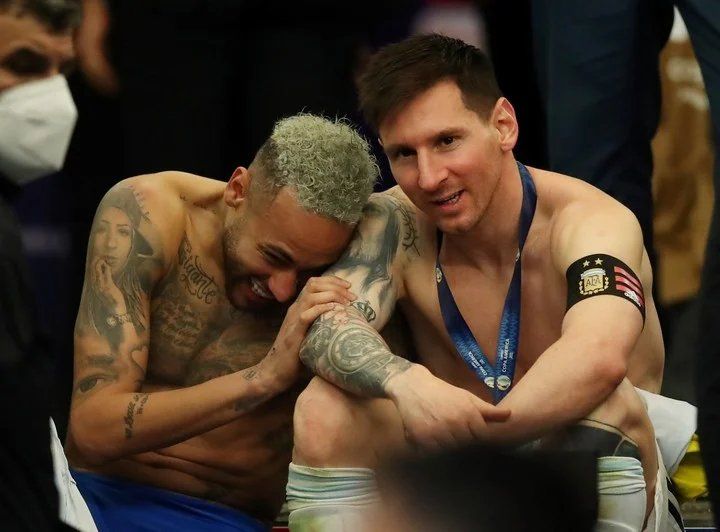 Neymar y Messi intercambiaron camisetas tras el partido y se quedaron sentados en las escaleras de la zona de vestuarios del Maracaná.
