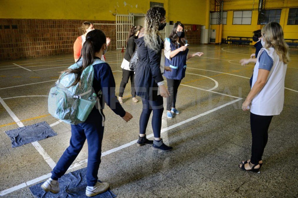 Con protocolos, los estudiantes de los últimos años regresaron a las aulas