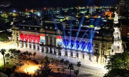 Santa Fe celebra al Brigadier en la Semana Invencible: con un show de luces y música en vivo. Santa Fe celebra al Brigadier en la Semana Invencible: con un show de luces y música en vivo.