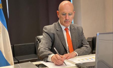 Raúl Enrique Rigo presentó su renuncia a la Secretaría de Hacienda del ministerio de Economía. Raúl Enrique Rigo presentó su renuncia a la Secretaría de Hacienda del ministerio de Economía.