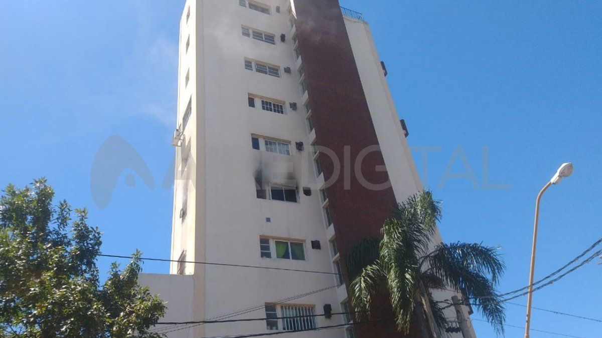 En horas de la siesta de este jueves se produjo el incendio de un edificio ubicado en la costanera oeste de la ciudad de Santa Fe. Más precisamente en la esquina noroeste de Alte. Brown y Salvador del Carril.