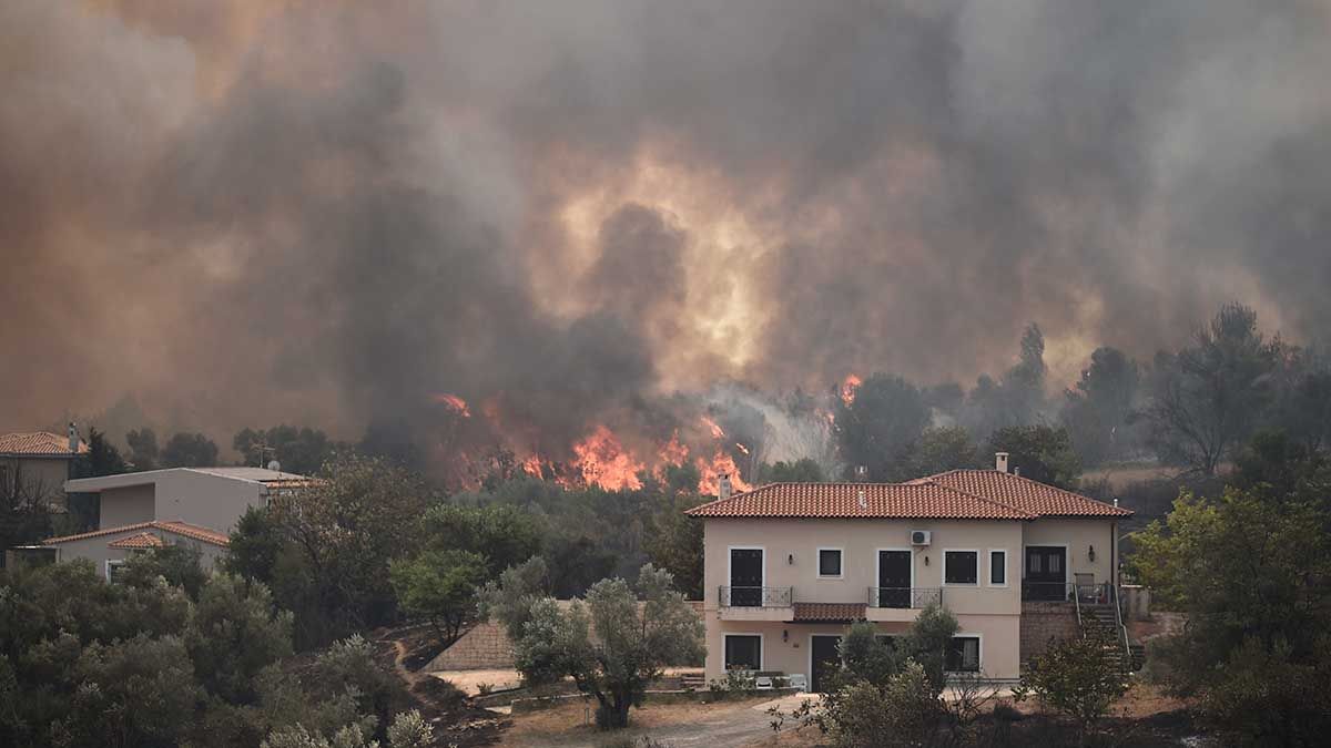 Un&nbsp; incendio localizado 30 kilómetros al norte de Atenas