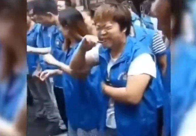 Su jefe los castigó y los obligó a beber sangre de pollo y comer pescado crudo por el mal desempeño