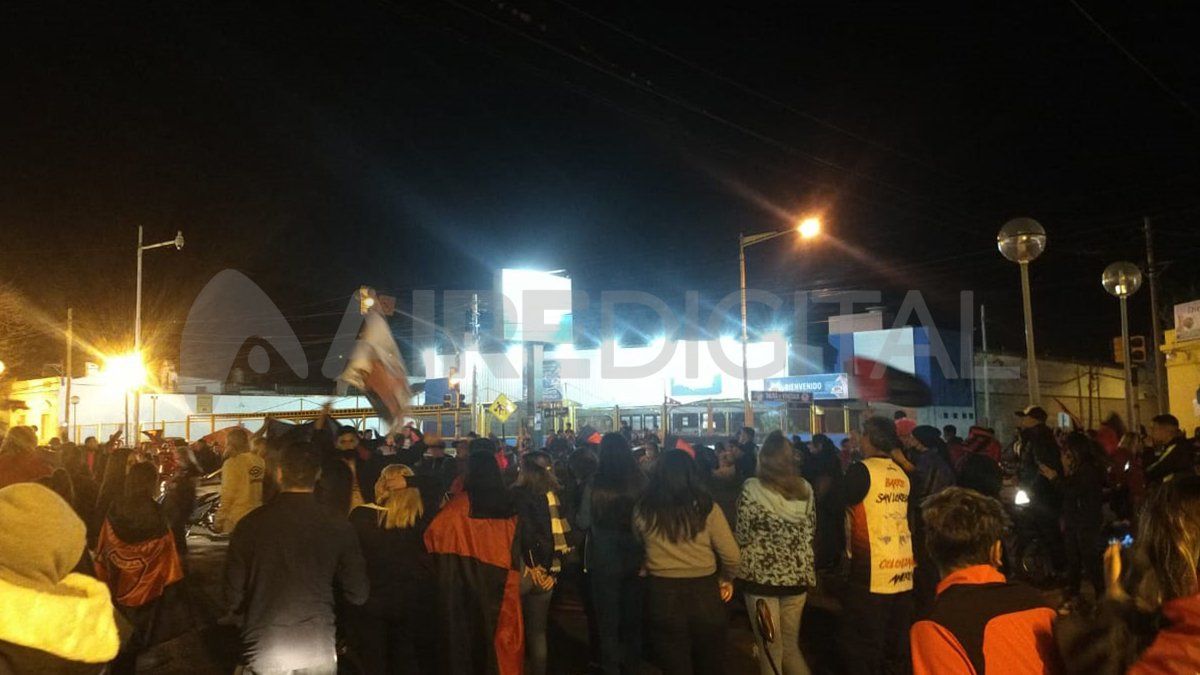 A pesar de las restricciones los fanáticos del rojinegro se reunieron para celebrar el triunfo del plantel.