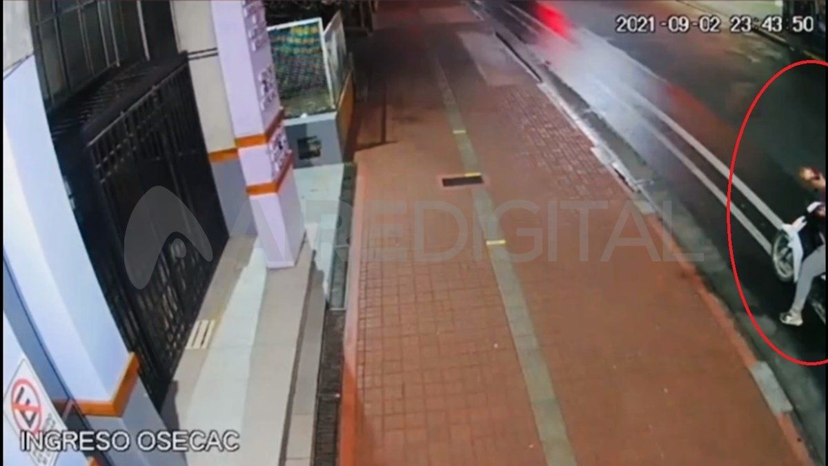 El ataque a balazos al Sindicato de Empleados de Comercio de Rosario quedó registrado por las cámaras de vigilancia.