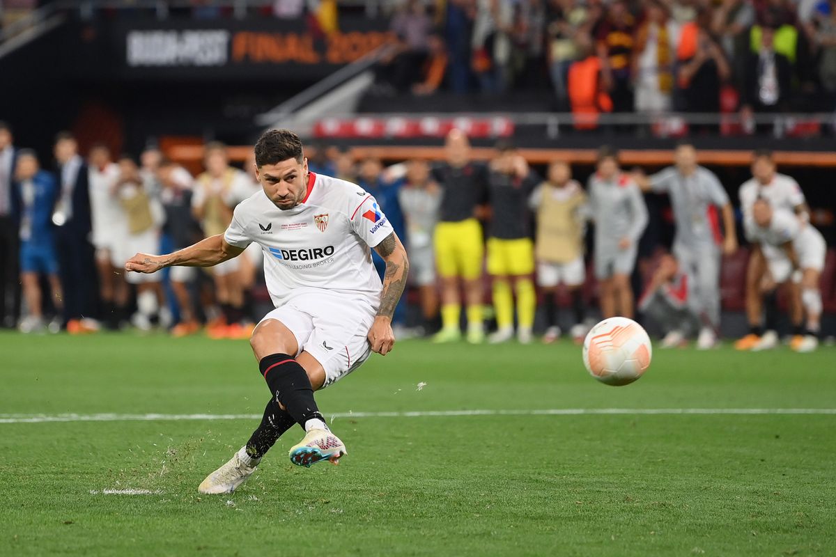 Gonzalo Montiel anotó el penal decisivo con el que Sevilla venció a Roma en la final de la Europa League.