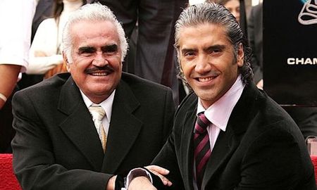 Alejandro Fernández le dedica un emotivo mensaje a su padre Vicente Fernández Alejandro Fernández le dedica un emotivo mensaje a su padre Vicente Fernández