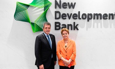 Argentina a un paso de incorporarse al banco de los Brics, con el aval de Brasil Argentina a un paso de incorporarse al banco de los Brics, con el aval de Brasil