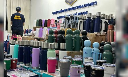 Se incautaron 2.912 termos, 810 vasos térmicos, 396 jarras, 197 mates y 111 bombillas, todos ellos con un valor de mercado que asciende a $107.000.000. Se incautaron 2.912 termos, 810 vasos térmicos, 396 jarras, 197 mates y 111 bombillas, todos ellos con un valor de mercado que asciende a $107.000.000.