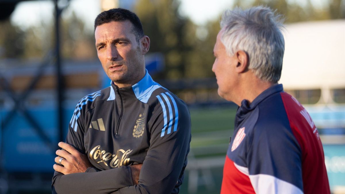 Lionel Scaloni junto a Leonardo Madelón en el entrenamiento en el predio de Ezeiza.