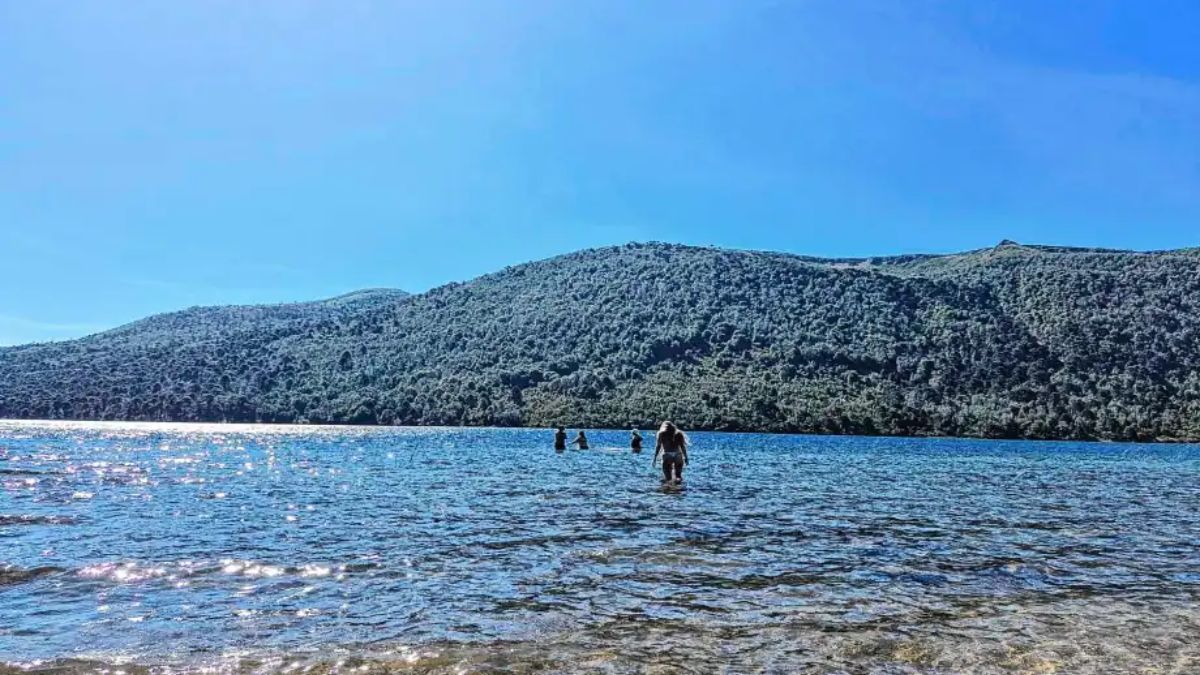 Aguas cristalinas y bosques nativos convierten al destino en un clásico del verano patagónico. Aguas cristalinas y bosques nativos convierten al destino en un clásico del verano patagónico.