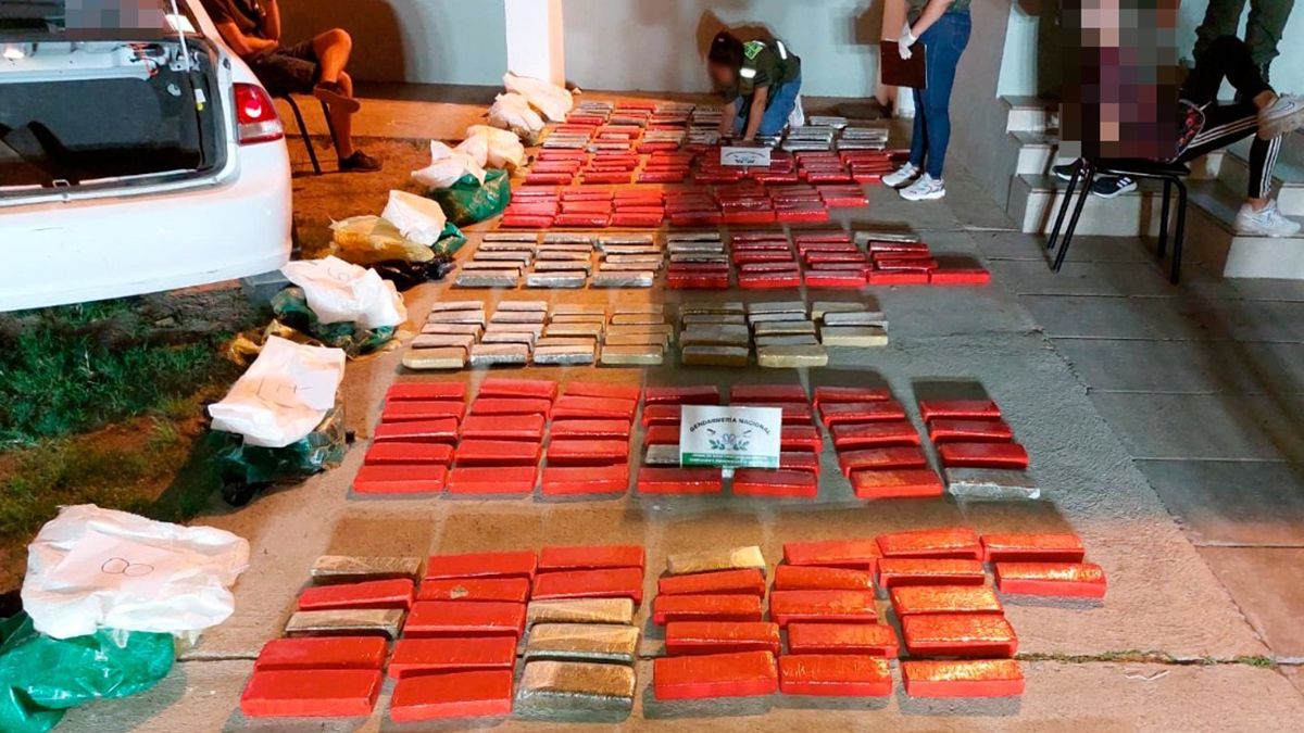 Gendarmes detectaron que en el primero auto iban 307 ladrillos y en el segundo 279 paquetes rectangulares con marihuana. Gendarmes detectaron que en el primero auto iban 307 ladrillos y en el segundo 279 paquetes rectangulares con marihuana.