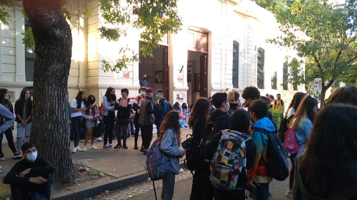 La Plata: adolescentes se enfrentaron a golpes en la puerta de un colegio y uno de ellos resultó herido