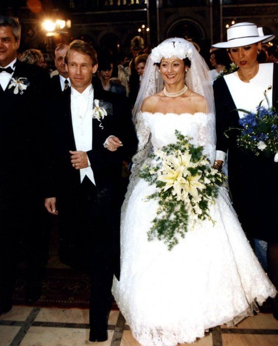 Nadia regresaría a Rumania poco más de seis años después, y lo haría por una muy feliz circunstancia: el 27 de abril de 1996 se casó en Bucarest con el ex medallista olímpico estadounidense Bart Conner –con quien había compartido el podio en la Copa América de Gimnasia de marzo de 1976–, en una ceremonia celebrada en el antiguo palacio presidencial, que fue televisada en directo en todo el país, y a la que asistieron más de 10.000 personas.