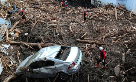 Según los servicios meteorológicos, Tennessee fue azotado el sábado por lluvias históricas. Todavía se busca a varias decenas de personas, al tiempo que se anunció que el toque de queda entrará en vigor esta noche. Según los servicios meteorológicos, Tennessee fue azotado el sábado por lluvias históricas. Todavía se busca a varias decenas de personas, al tiempo que se anunció que el toque de queda entrará en vigor esta noche.