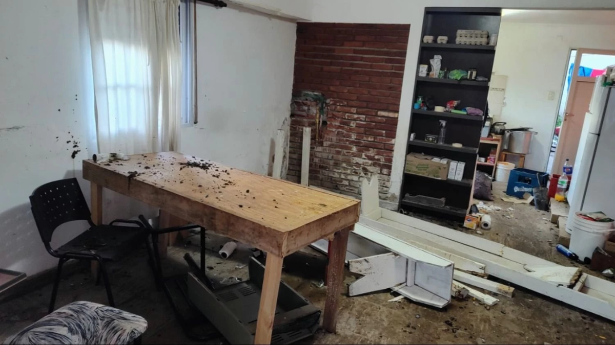 Secuestro a sus compañeras y amenazó con explotar la casa. Secuestro a sus compañeras y amenazó con explotar la casa.