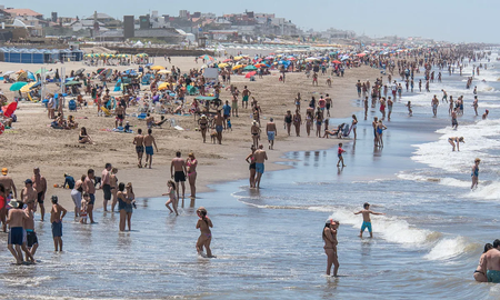 Murió un turista rosarino de 71 años tras haber sido golpeado por una ola en Pinamar Murió un turista rosarino de 71 años tras haber sido golpeado por una ola en Pinamar