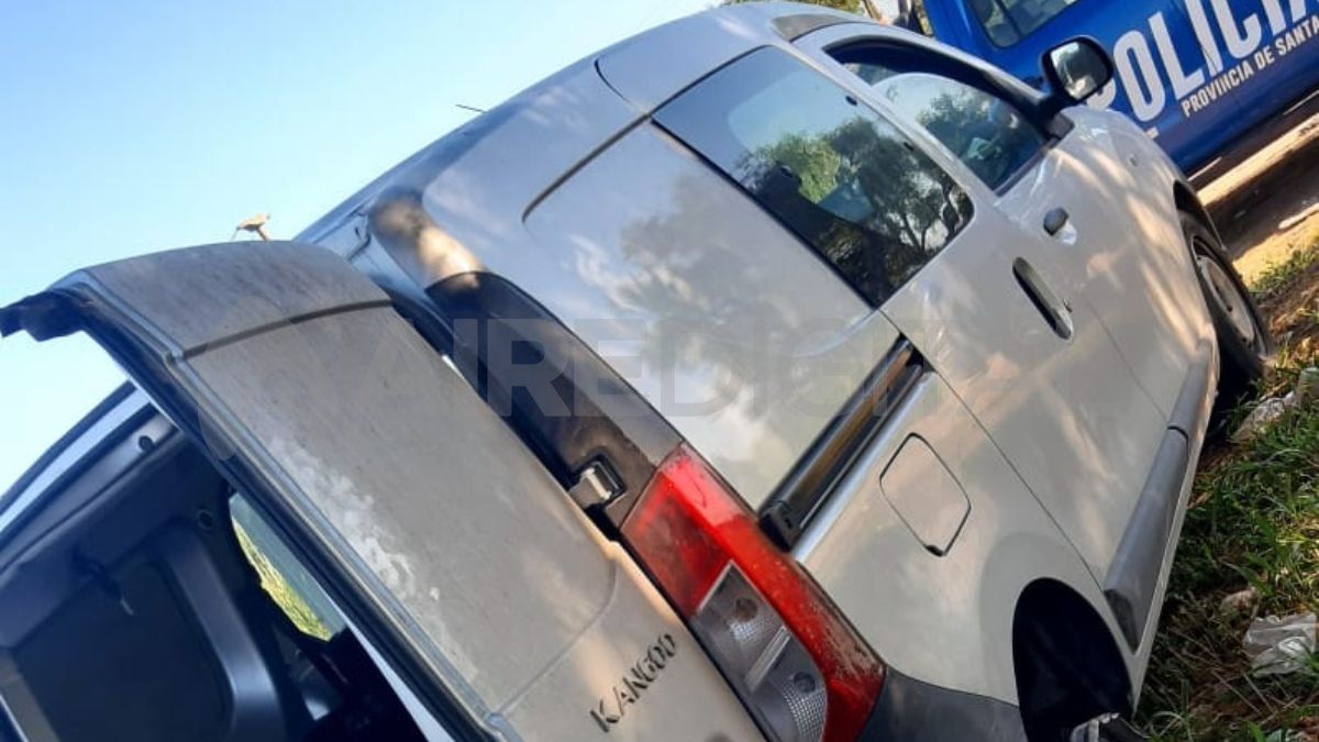 La camioneta, propiedad de la familia, fue robada por los delincuentes para trasladar el botín. Esta mañana fue hallada en un camino rural con una cubierta pinchada.