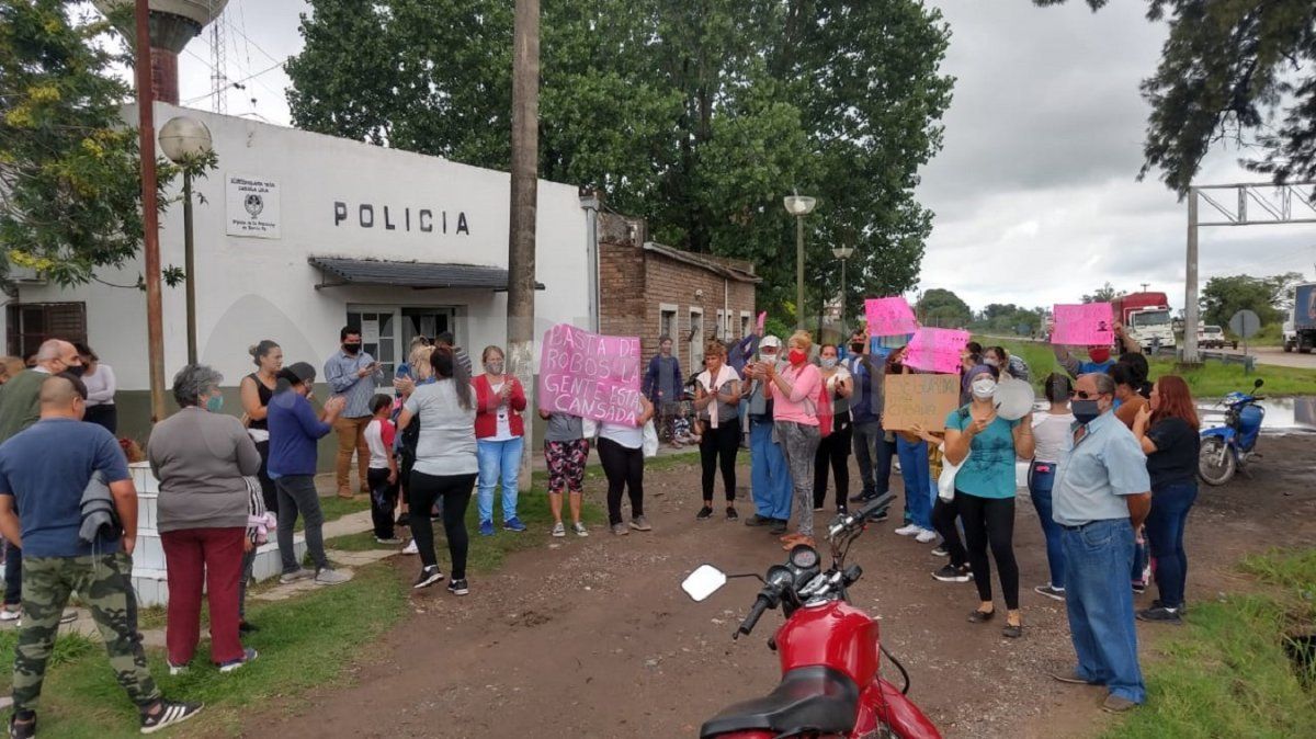 Los vecinos fueron hasta la dependencia y pidieron respuestas.&nbsp;