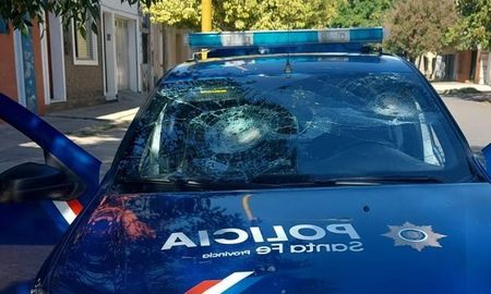 Así quedó uno de los móviles apedreados por el grupo de vecinos. Así quedó uno de los móviles apedreados por el grupo de vecinos.
