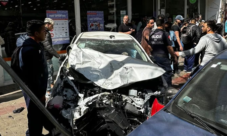 Un hombre perdió el control de su auto en Córdoba, y se subió a la vereda, atropellando a 35 personas. Un hombre perdió el control de su auto en Córdoba, y se subió a la vereda, atropellando a 35 personas.