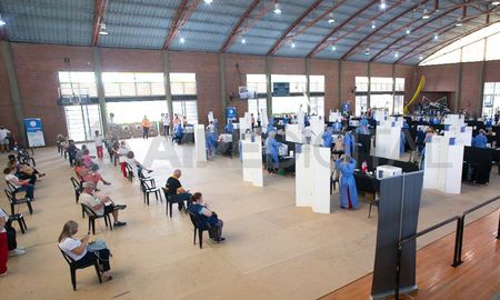 El operativo destinado a inmunizar a un total de 22.000 docentes comenzó este miércoles minutos antes de las 14.00 en las instalaciones del predio del CEF N°29. El operativo destinado a inmunizar a un total de 22.000 docentes comenzó este miércoles minutos antes de las 14.00 en las instalaciones del predio del CEF N°29.
