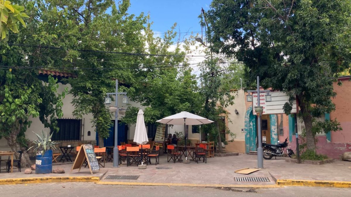 Los murales de Chacras de Coria no solo decoran el pueblo, sino que cuentan historias de la tierra y el trabajo vitivinícola, transformando las calles en un recorrido artístico permanente. Los murales de Chacras de Coria no solo decoran el pueblo, sino que cuentan historias de la tierra y el trabajo vitivinícola, transformando las calles en un recorrido artístico permanente.