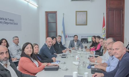 El secretario general de Amsafé provincial, Rodrigo Alonso, expresó que la oferta “es insuficiente. Además, ratificamos que la propuesta de aumento no da cuenta de la inflación que hemos tenido en los primeros meses del año”. El secretario general de Amsafé provincial, Rodrigo Alonso, expresó que la oferta “es insuficiente. Además, ratificamos que la propuesta de aumento no da cuenta de la inflación que hemos tenido en los primeros meses del año”.
