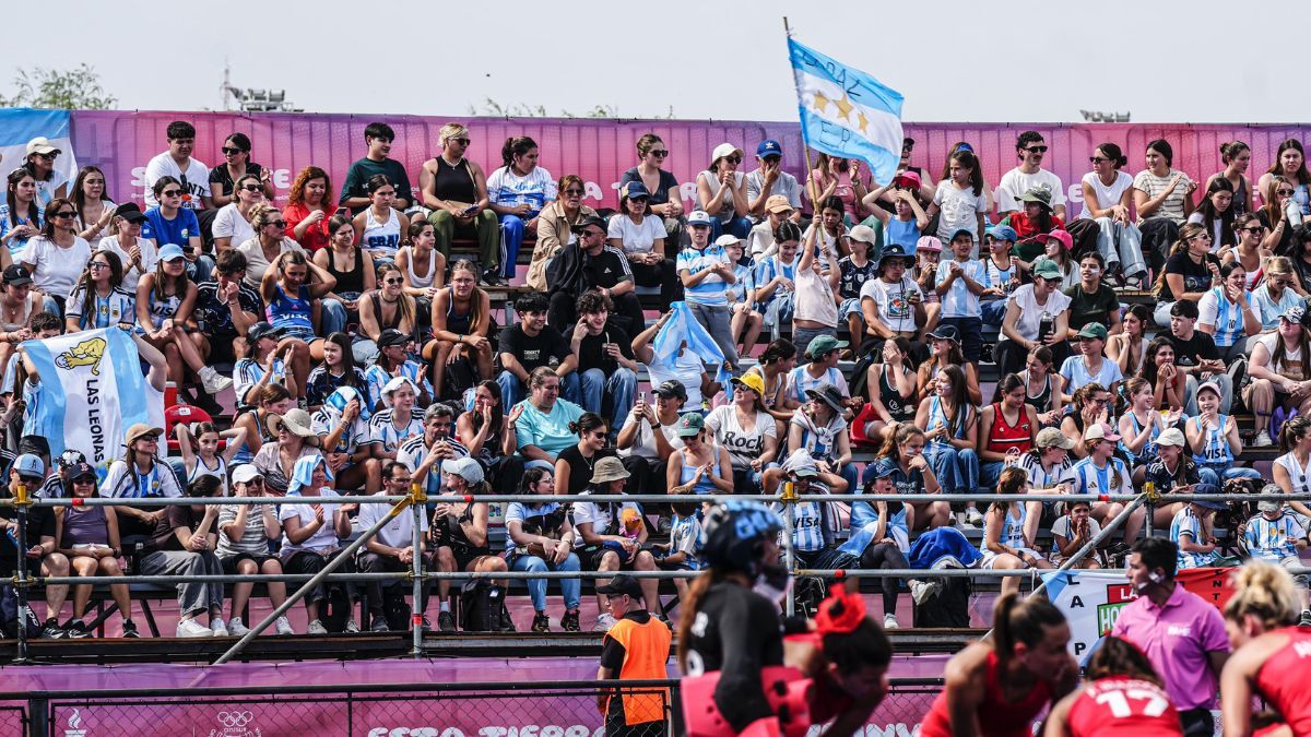 Con el aforo completo en la cancha de hockey para ver a la Selección argentina el domingo, el Fan Fest de Santa Fe ofrecerá una alternativa para alentar a las campeonas del mundo. Con el aforo completo en la cancha de hockey para ver a la Selección argentina el domingo, el Fan Fest de Santa Fe ofrecerá una alternativa para alentar a las campeonas del mundo.