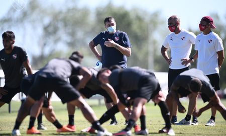 Julio Falcioni dirigió su primera práctica en Independiente en el comienzo de su segundo ciclo en el club. Julio Falcioni dirigió su primera práctica en Independiente en el comienzo de su segundo ciclo en el club.