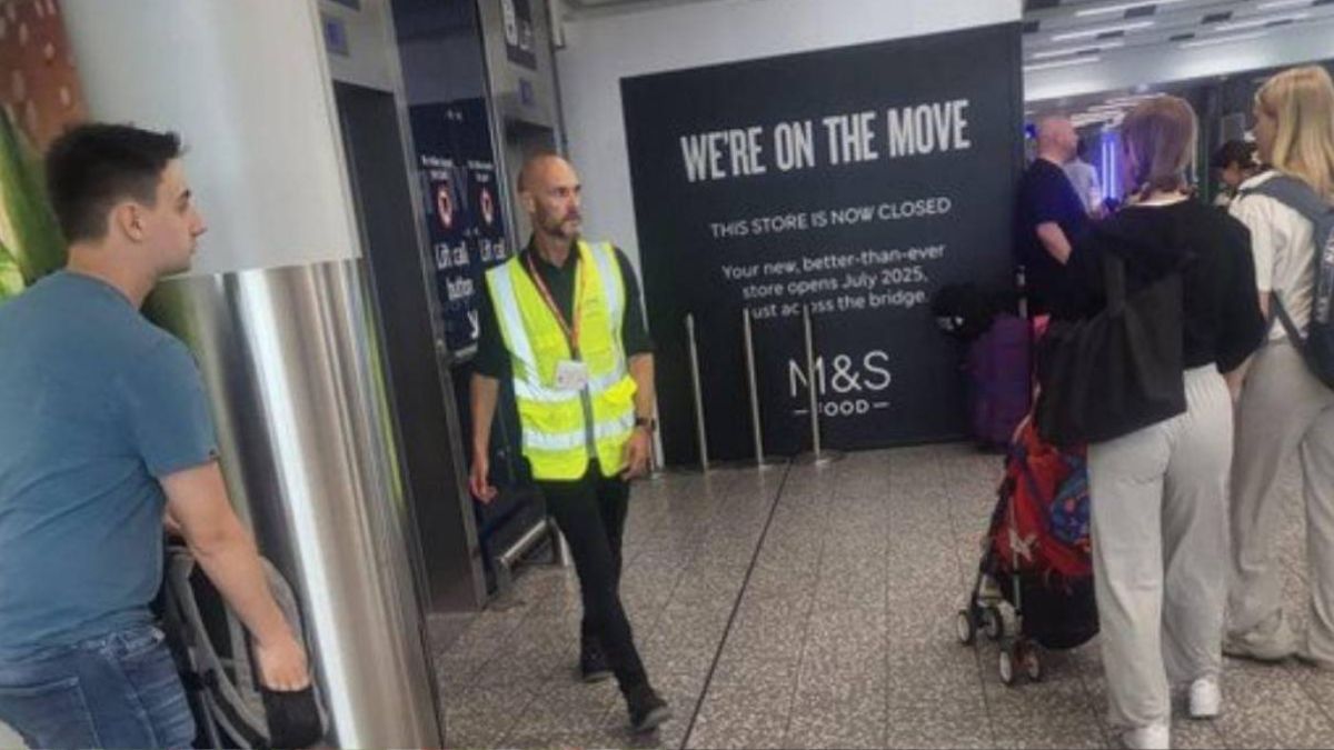 La fotografía de Williams trabajando en el aeropuerto se difundió rápidamente en internet. La fotografía de Williams trabajando en el aeropuerto se difundió rápidamente en internet.