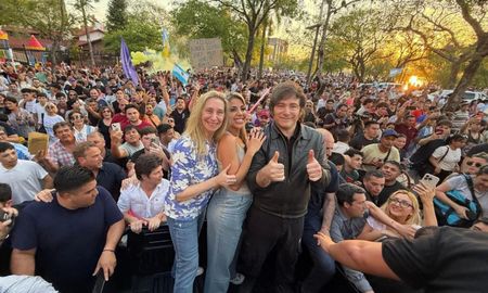 El presidente recorrió Corrientes junto a Karina Milei y Virginia Gallardo. Con megáfono en mano, pidió apoyo de cara a las legislativas de octubre. El presidente recorrió Corrientes junto a Karina Milei y Virginia Gallardo. Con megáfono en mano, pidió apoyo de cara a las legislativas de octubre.
