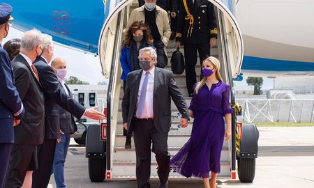 El presidente Alberto Fernández arribó este domingo por la mañana a Lisboa, la capital de Portugal, para dar comienzo a su gira europea, la cual se extenderá hasta el viernes. El presidente Alberto Fernández arribó este domingo por la mañana a Lisboa, la capital de Portugal, para dar comienzo a su gira europea, la cual se extenderá hasta el viernes.
