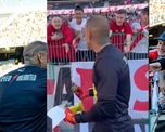 Un ex Unión regaló alfajores a los hinchas durante un partido de la Liga Profesional: Gran gesto Un ex Unión regaló alfajores a los hinchas durante un partido de la Liga Profesional: Gran gesto