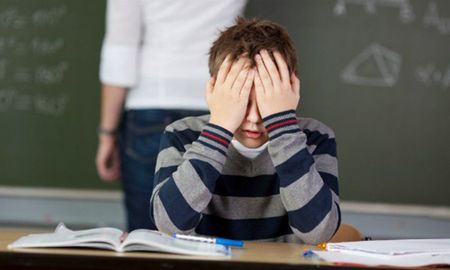 Los docentes consideran que la decisión del Ministerio de Educación de cambiar las reglas de juego y habilitar la posibilidad de que pasen de año alumnos que habían repetido, genera inconvenientes. Además, reclaman ser escuchados antes de tomar estas medidas. Los docentes consideran que la decisión del Ministerio de Educación de cambiar las reglas de juego y habilitar la posibilidad de que pasen de año alumnos que habían repetido, genera inconvenientes. Además, reclaman ser escuchados antes de tomar estas medidas.