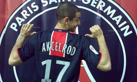 Gregoire Akcelrod, el falso jugador de fútbol que se inventó una carrera en el París Saint-Germain y estuvo a punto de jugar en la Champions League. Gregoire Akcelrod, el falso jugador de fútbol que se inventó una carrera en el París Saint-Germain y estuvo a punto de jugar en la Champions League.
