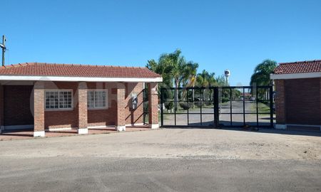 El etrenamiento se realizaba con normalidad en el Predio de Colón, sobre la autopista, cuando fue interrumpido por la barrabrava. El etrenamiento se realizaba con normalidad en el Predio de Colón, sobre la autopista, cuando fue interrumpido por la barrabrava.