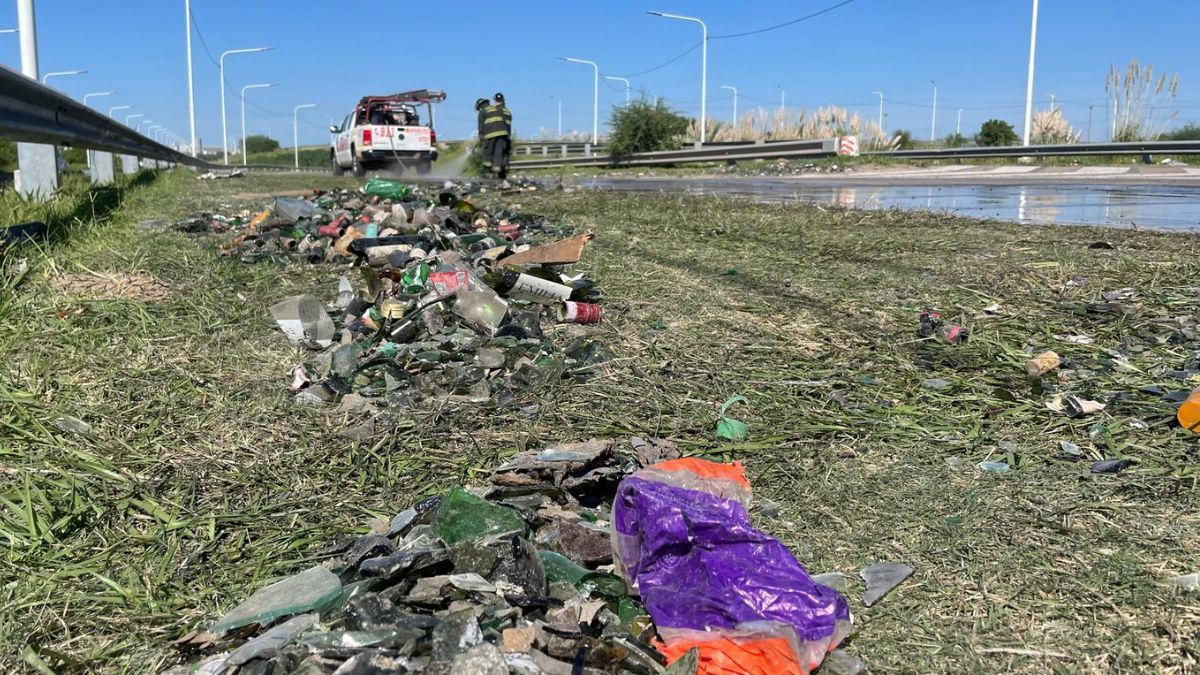 El camión había perdido su carga durante 300 metros. El camión había perdido su carga durante 300 metros.