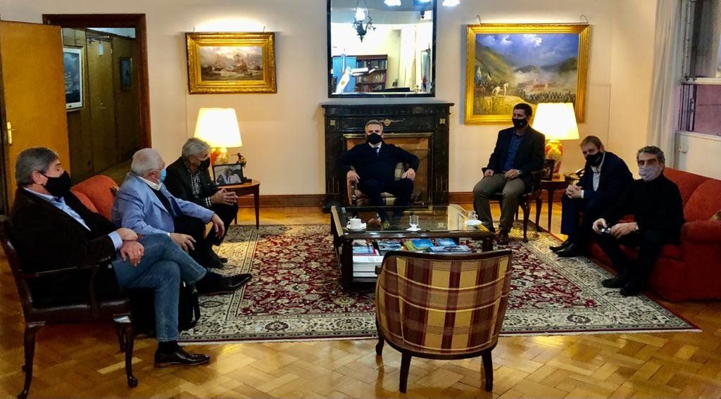 Sacnún –que terminó cerrando con Perotti- le abrió juego al NES en CABA, pero desairados por De Pedro se reunieron con el Chivo para graficar un pacto inusual y que pone a prueba el pragmatismo de la militancia kirchnerista en Santa Fe.