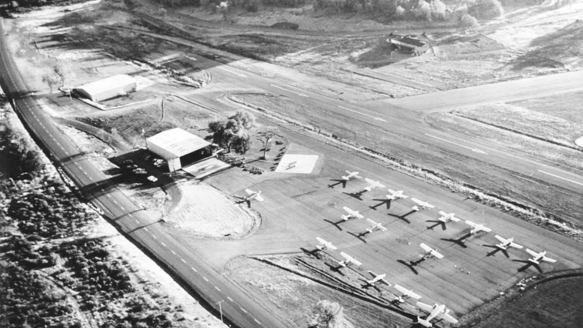 Cameron Park se construyó en 1963 y, cada casa, se edificó con hangares en el interior o en el exterior de la misma. Varios aeródromos permanecieron intactos después de la Segunda Guerra Mundial y, posteriormente, algunos fueron convertidos en aeroparques privados, como en este caso.